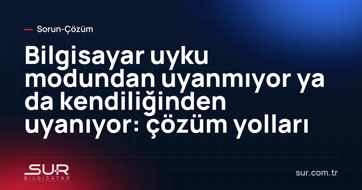 Siyah ekranlı monitör önünde klavyeye basan kullanıcı