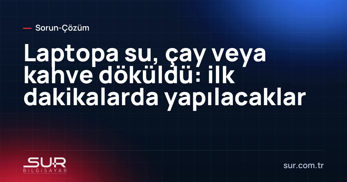 Klavyesine kahve dökülmüş laptop ve yanında devrilmiş fincan