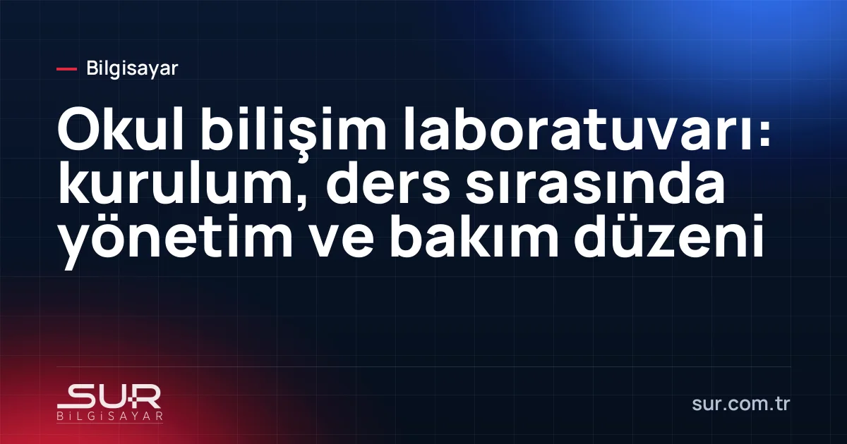 Okul bilişim laboratuvarında sıralı bilgisayarlar ve öğretmen masası
