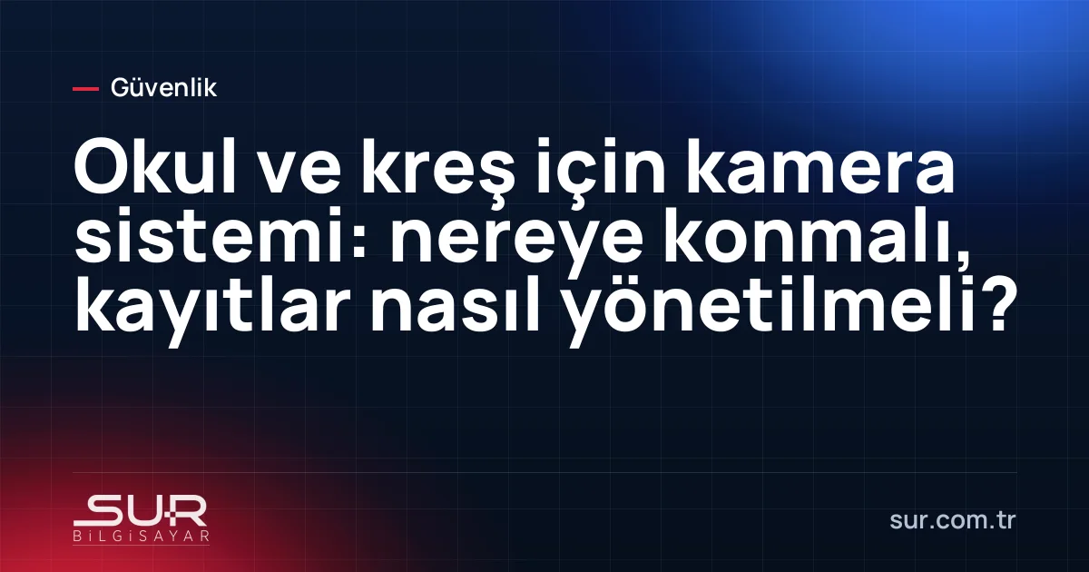 Okul bahçesini ve giriş kapısını gören güvenlik kamerası