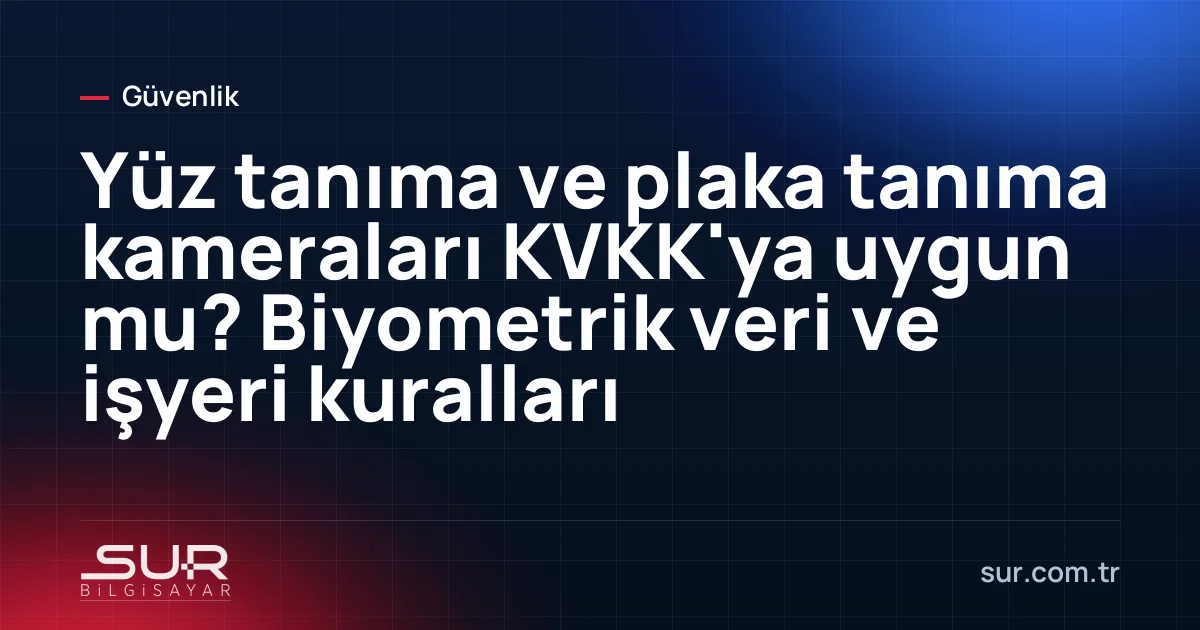 Bina girişinde yüz tanıma terminali ve yanında KVKK aydınlatma metni levhası